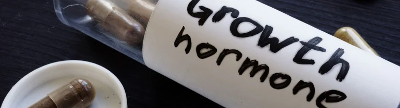Lék na růstový hormon v tobolkách s nápisem Growth hormone.