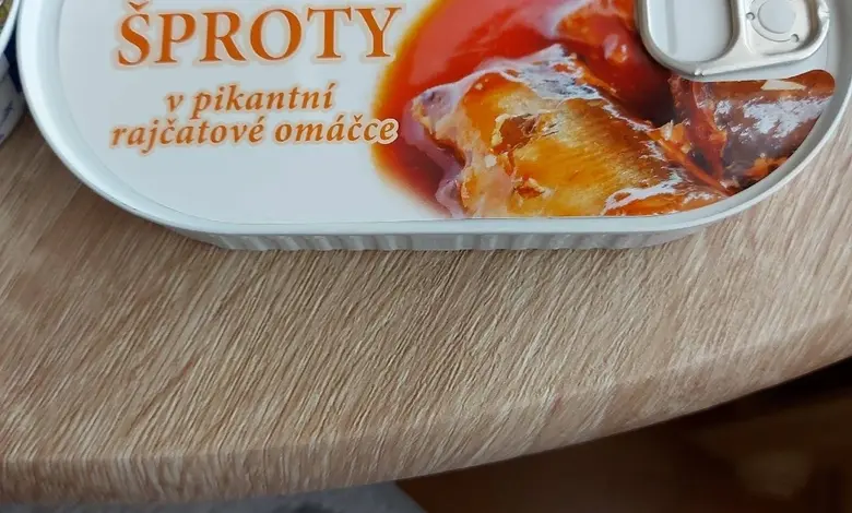 Konzervované šproty v pikantní rajčatové omáčce značky Nekton.