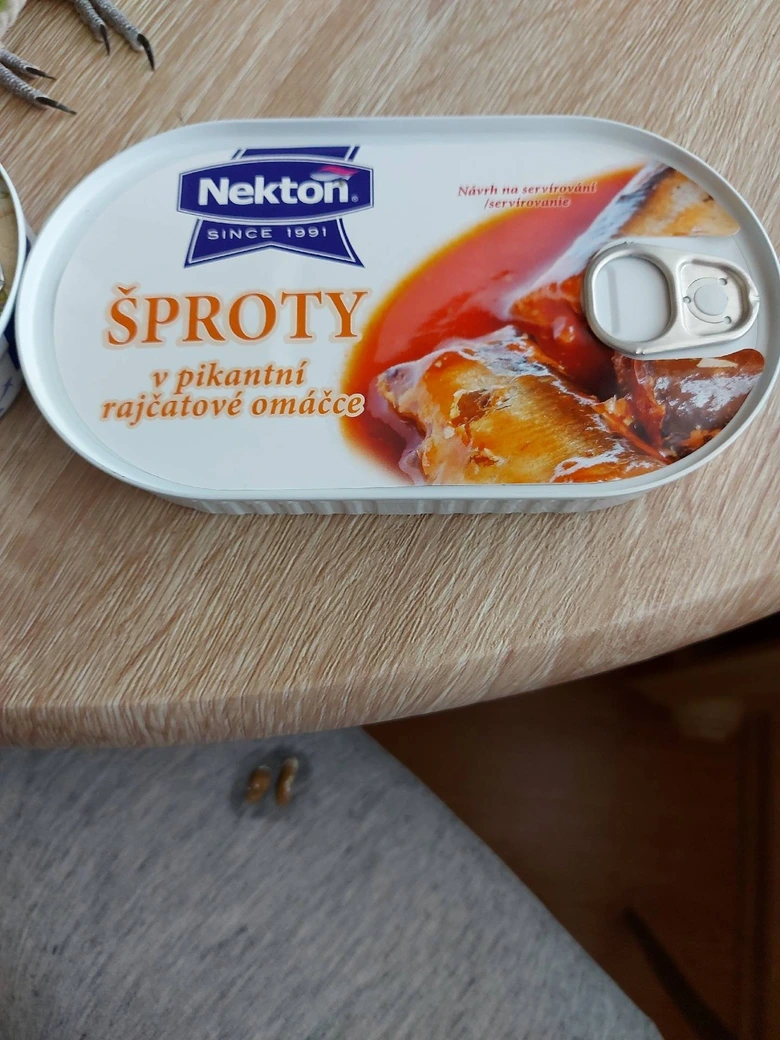 Konzervované šproty v pikantní rajčatové omáčce značky Nekton.
