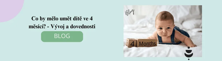 Miminko leží na bříšku vedle dřevěných kostek s číslem čtyři.