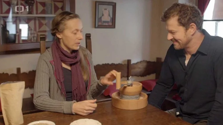 Žena ukazuje jak založit kvásek pro domácí chléb