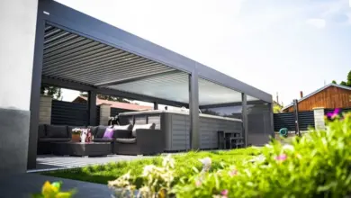 Moderní zahradní pavilon s sedací soupravou pod střechou