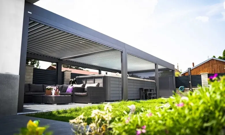 Moderní zahradní pavilon s sedací soupravou pod střechou