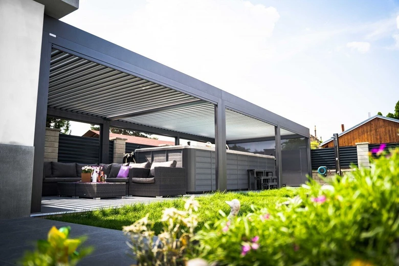Moderní zahradní pavilon s sedací soupravou pod střechou
