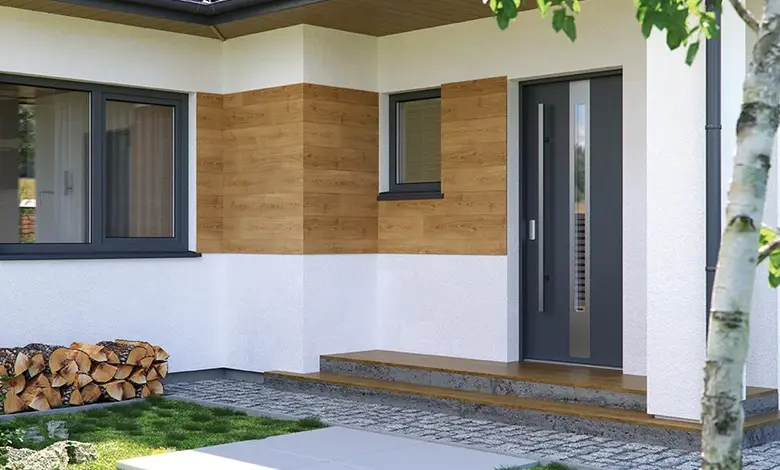 Moderní domovní vchod s tmavými dveřmi a dřevěnou oblohou.