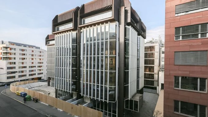 Moderní budova v建设中 na místě bývalého Transgasu.