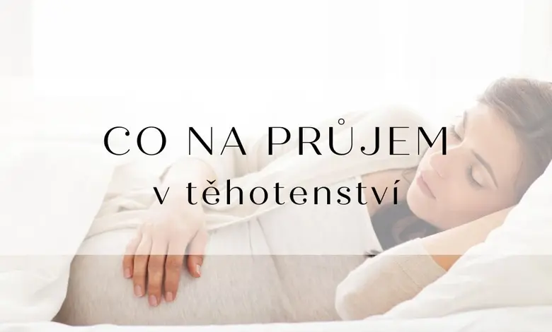 Těhotná žena spí v posteli a drží si břicho.