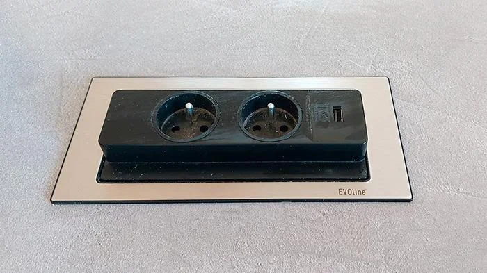 Modern elektrická zásuvka s dvěma kontakty a jedním USB portem.