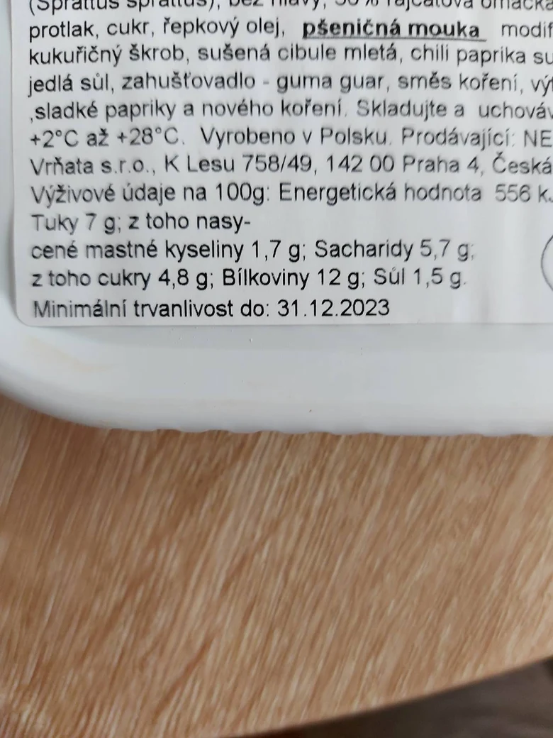 Etiketa s výživovými hodnotami šprotu na obalu potravin.