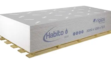 Skládané sádrokartony značky Habito na paletě pro stavbu.