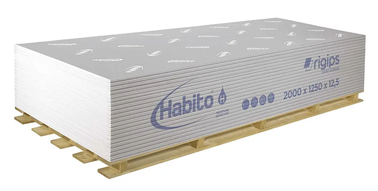 Skládané sádrokartony značky Habito na paletě pro stavbu.