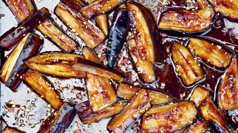 Pečené baklažánové plátky posypané sezamovými semínky.