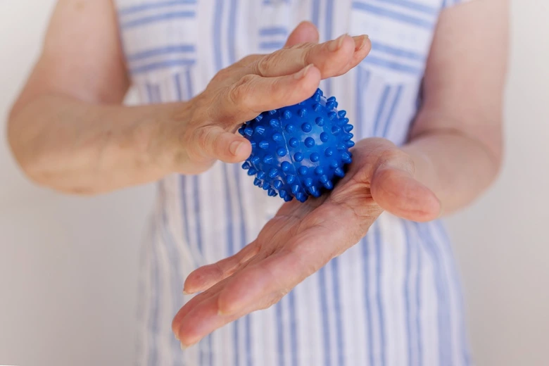 Ruční masážní koule s trny pro rehabilitaci při Parkinsonově nemoci