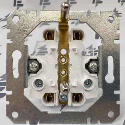 Zapojení elektrické zásuvky s viditelnými kontakty na zadní desce.